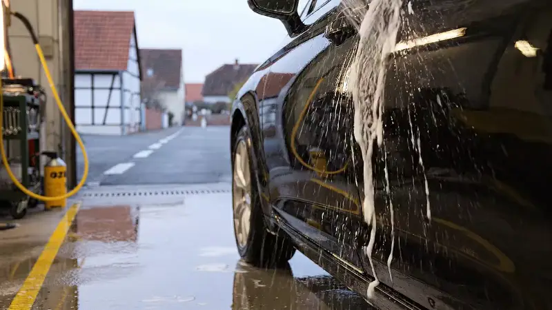 Standbild aus dem Video „Pflege“